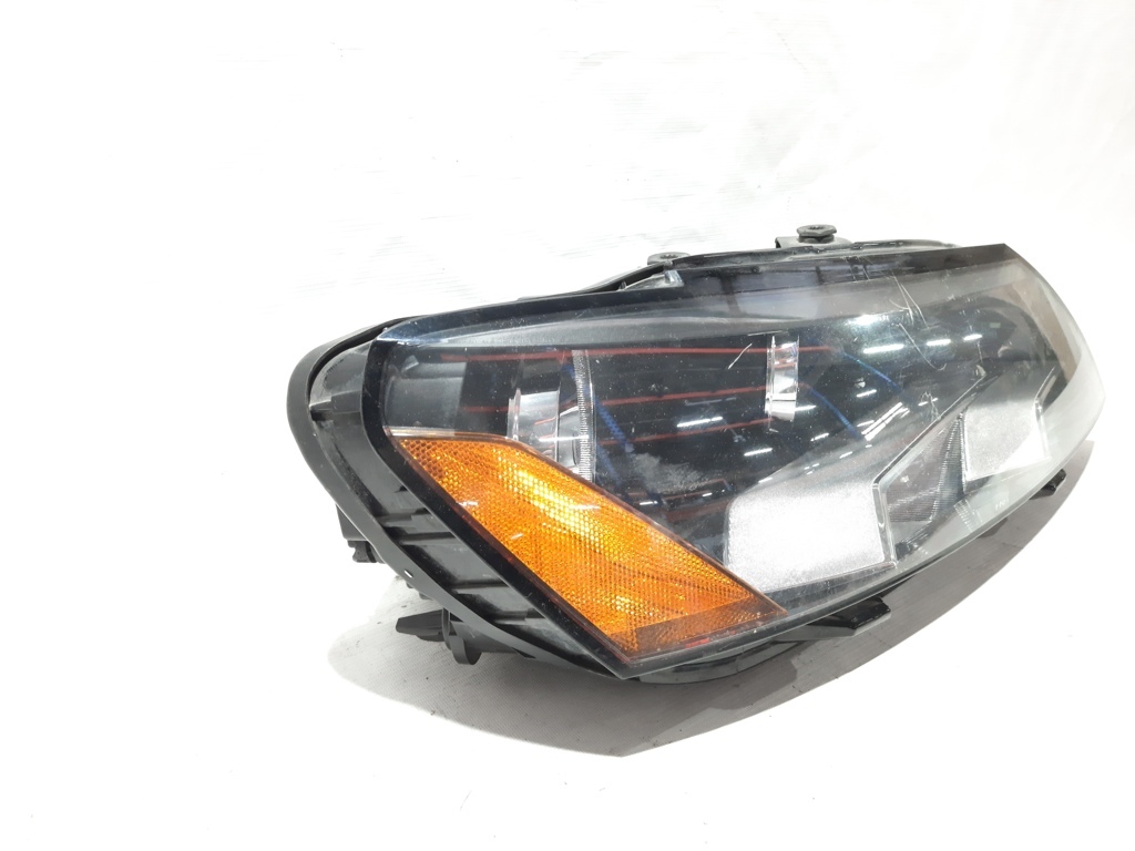 Товари з дефектами Фара передня права (дефект) Volkswagen Passat S 2012-2015 561941006D Volkswagen Passat S 2