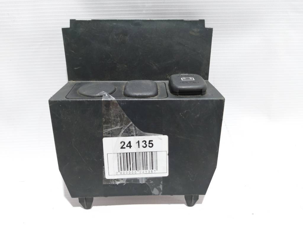 3. Накладка центральної консолі (прикурювач) Mazda 3 2017 BADE644A1 Mazda 3