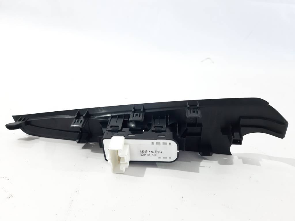 Yaris Кнопка склопідйомника у накладці дверей задньої лівої Toyota Yaris 2016-2019 74272WB001 Toyota Yaris 2