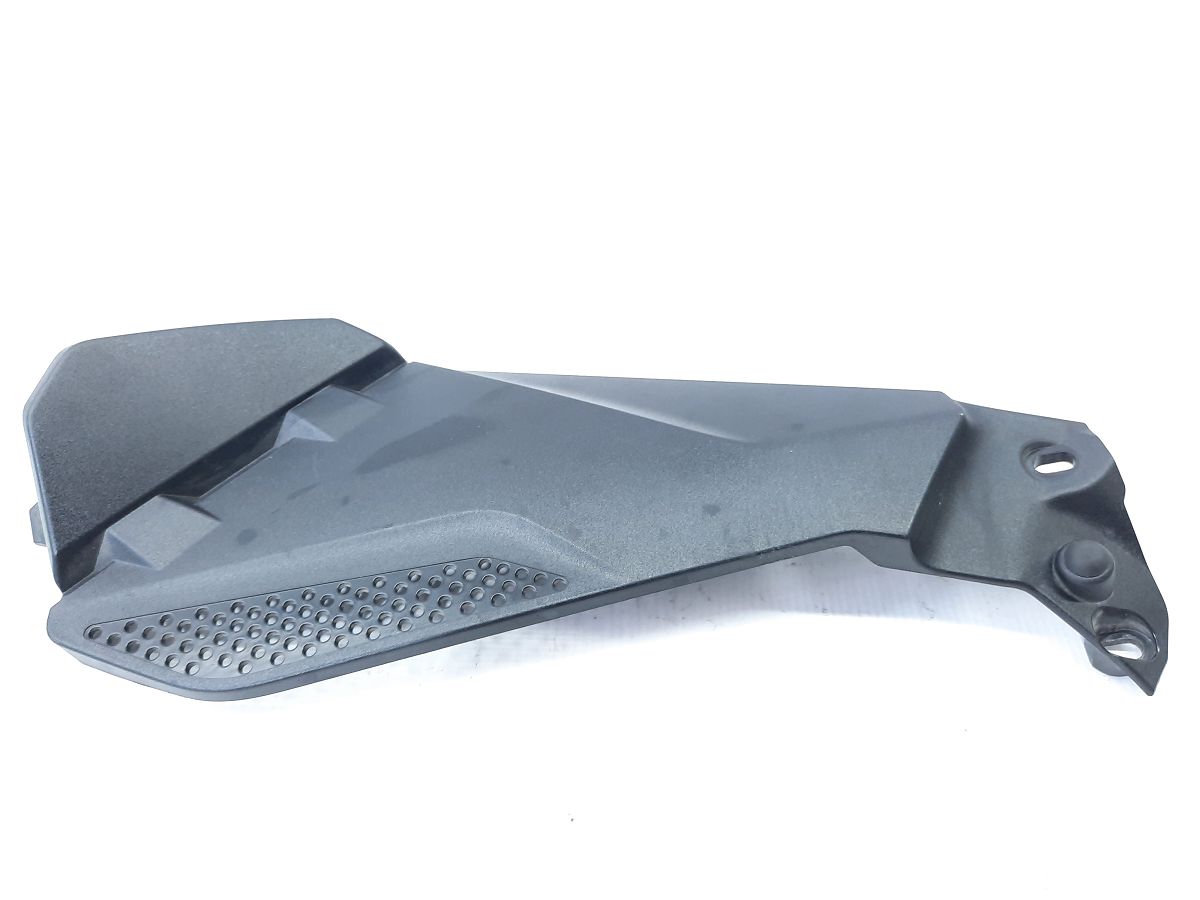 R 1200. Накладка бензобака задняя правая BMW R 1200 2014 46638528676 BMW R 1200