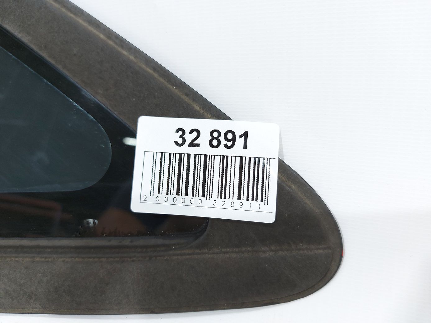 Fiesta sedan Форточка задняя левая Ford Fiesta sedan 2011-2019 AE8Z5429711D Ford Fiesta sedan 3