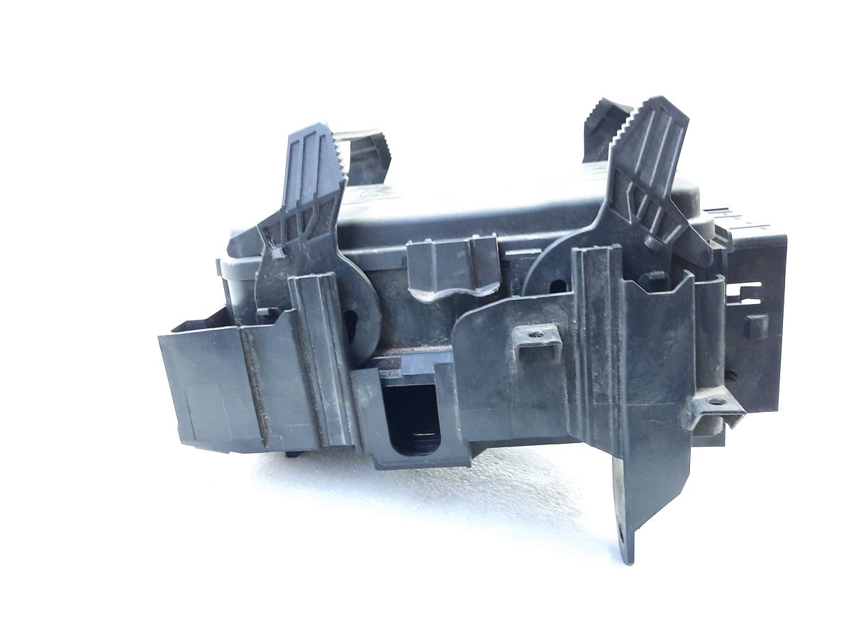 Malibu. Корпус блоку запобіжників Chevrolet Malibu 2018 84533822 Chevrolet Malibu