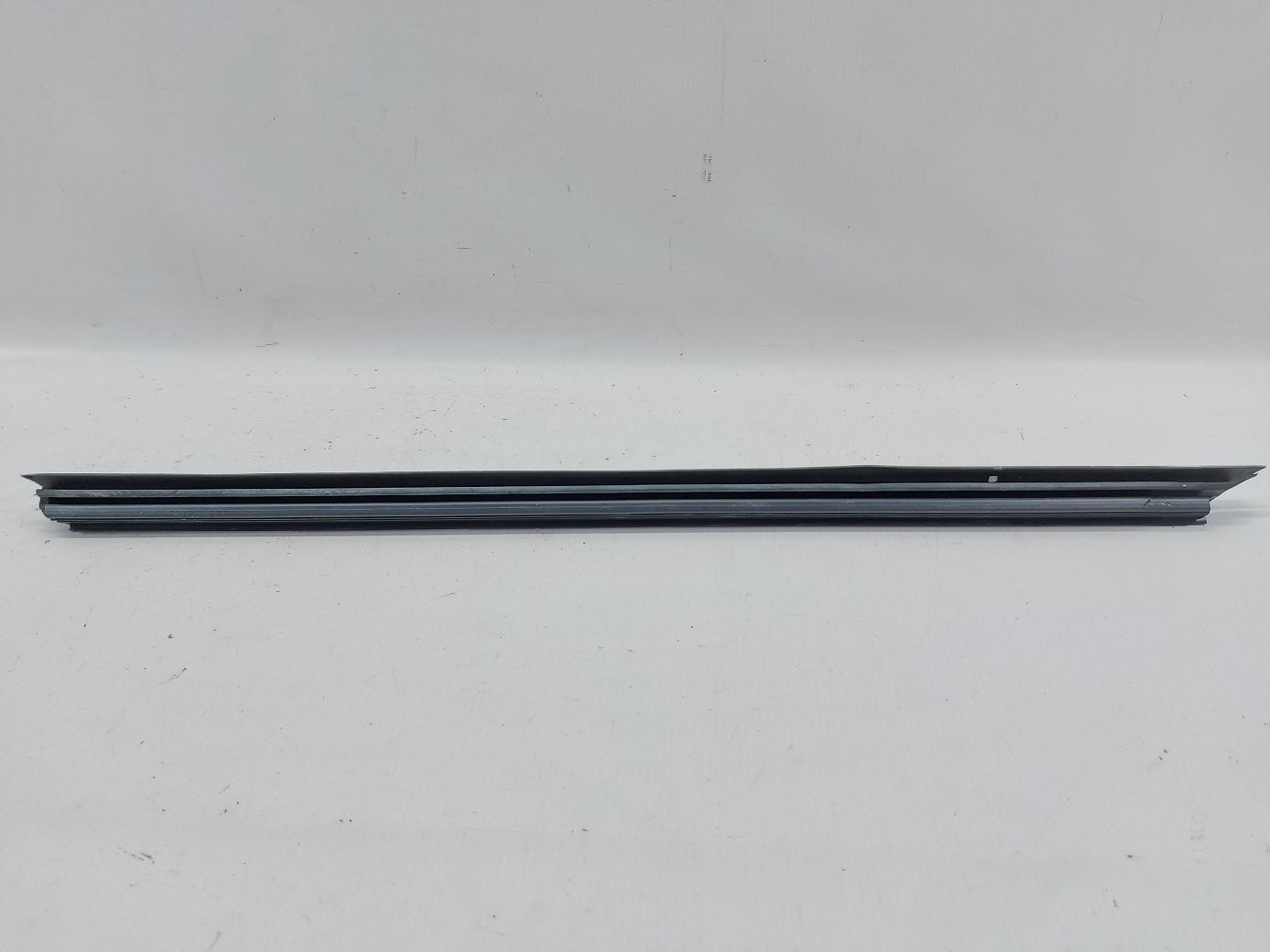 5 series. Уплотнительная резинка стекла двери передней левой внутренняя BMW 5 series 2011-2016 51337182277 BMW 5 series