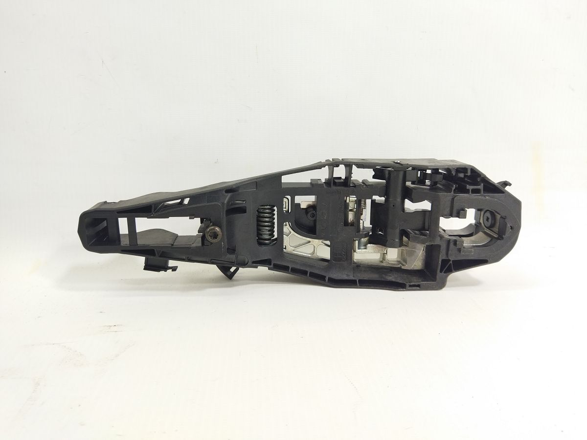 Клипсы крепления уплотнителя двери. Кронштейн ручки двери задней правой Citroen C3 AirCross 17-21 Citroen C3 AirCross