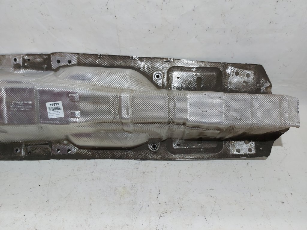 Passat s Термоэкран средней части глушителя Volkswagen Passat S 2012-2018 561825721 Volkswagen Passat S 3