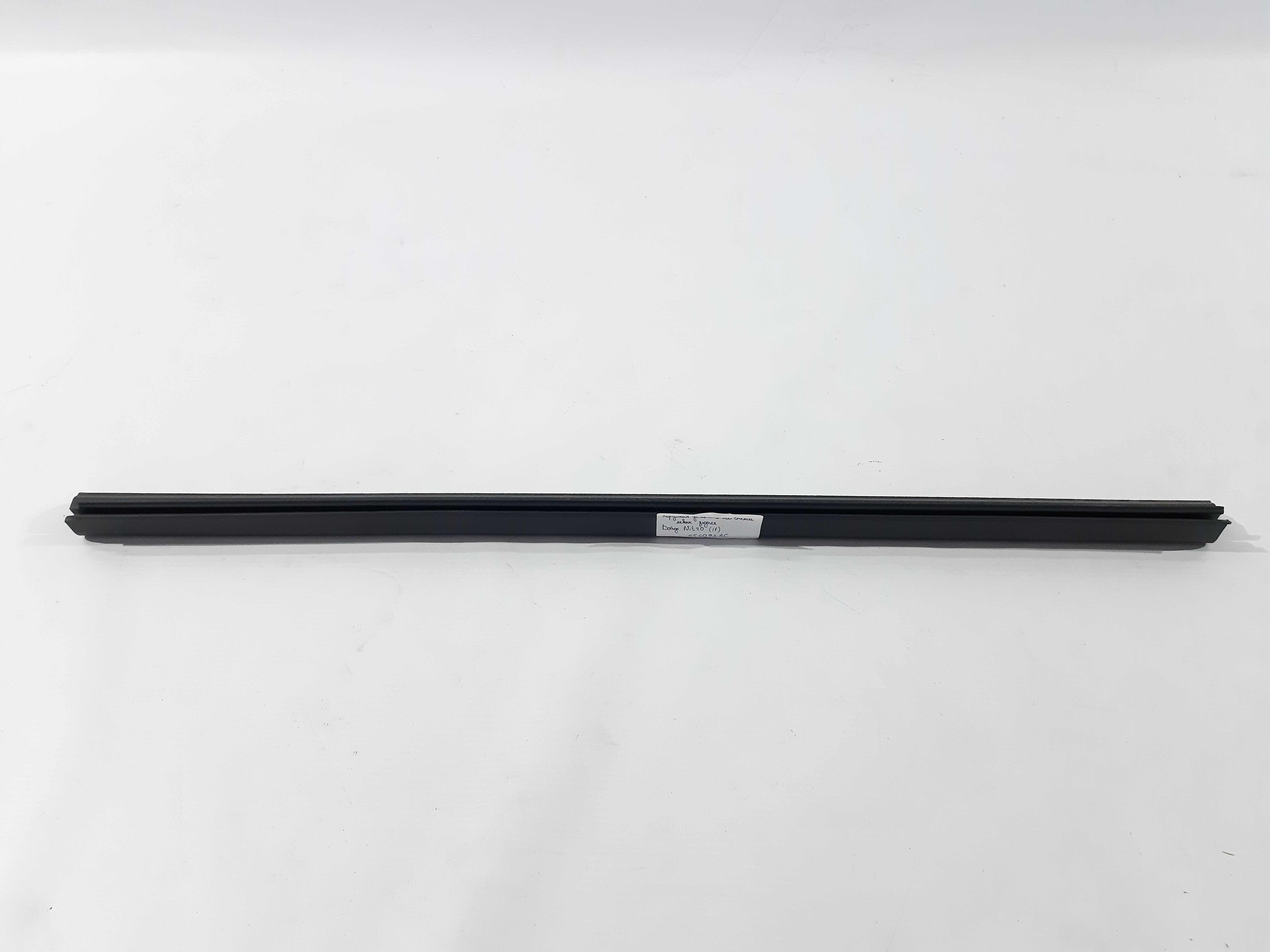 Nitro. Уплотнитель стекла передней левой двери наружный Dodge Nitro 2007-2011 55360931AC Dodge Nitro