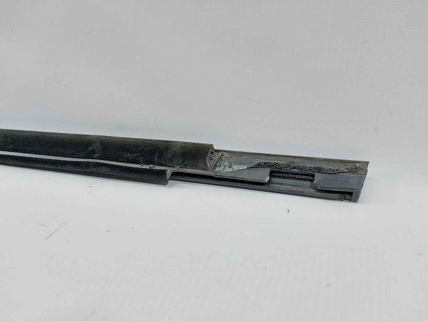 Dart Ущільнювальна гумка скла двері передньої правої зовнішня Dodge Dart 2013-2016 68082798AC Dodge Dart 5