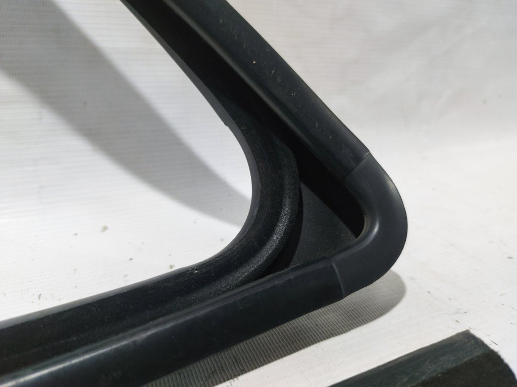 Patriot Ущільнювач скла верхній (лазури) двері передньої лівої Jeep Patriot 2007-2010 5067769AD Jeep Patriot 15