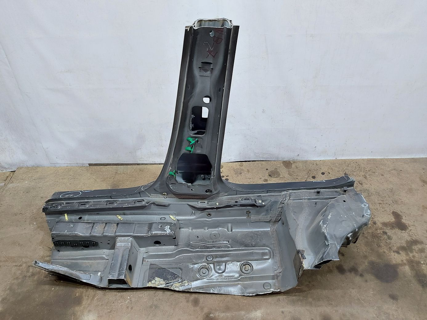 Passat s Стійка центральна права (метал) Volkswagen Passat S 2012-2019 561809606A Volkswagen Passat S 9