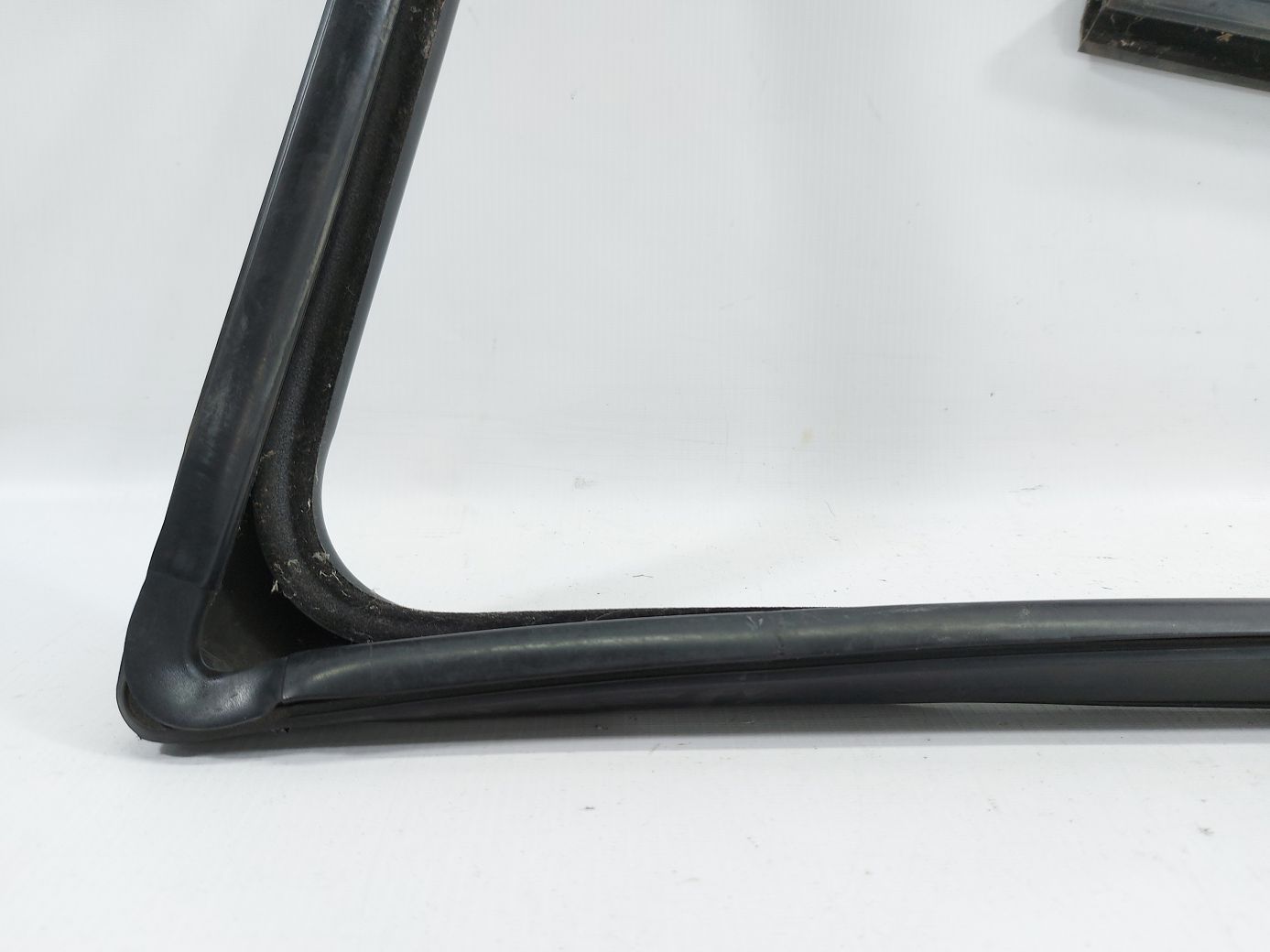 Patriot Ущільнювач скла верхній (лазури) двері передньої лівої Jeep Patriot 2007-2010 5067769AD Jeep Patriot 2