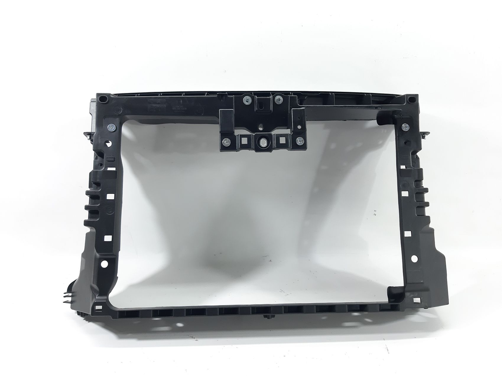 Панелі решітки радіатора. Панель радіатора Volkswagen В7 2011-2015 561805588B