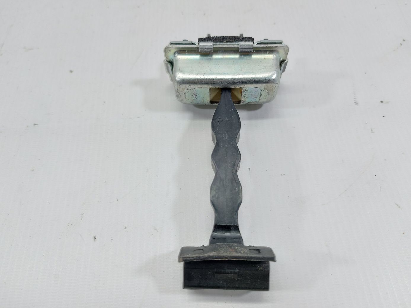 Regal Ограничитель двери передней правой Buick Regal 2013-2018 84910633 Buick Regal 2
