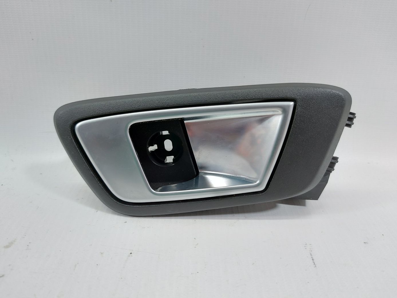 Fiesta. Ручка двери задней правой внутренняя (серая) Ford Fiesta 2014-2019 AE8Z5422600GA Ford Fiesta