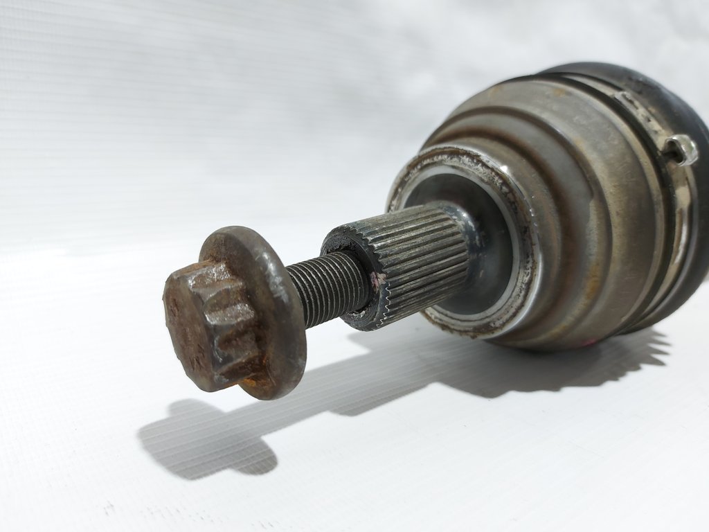 Passat s Піввісь передня ліва (пильник розірваний) Volkswagen Passat S 2012-2014 561407271AE Volkswagen Passat S 2