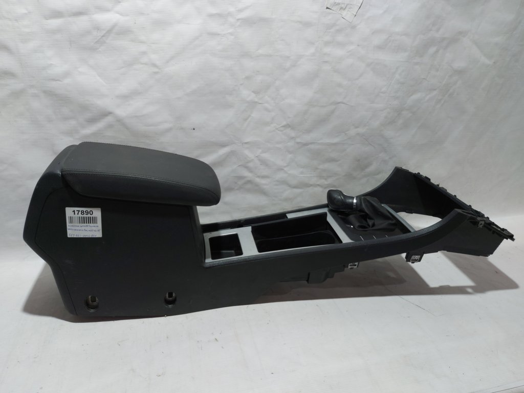 Passat s. Консоль центральна Volkswagen Passat S 2012-2015 561863241C82V Volkswagen Passat S