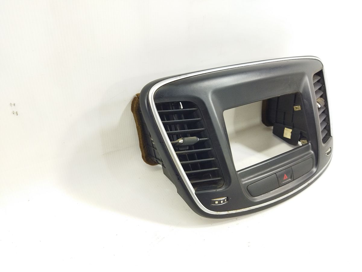 200 limited Накладка магнитолы Chrysler 200 Limited 2015-2017 5SS16DX9AA Chrysler 200 Limited 2