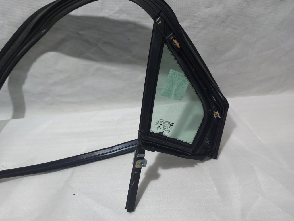 Cruze Ущільнювач скла дверей задньої лівої (кватирка) Chevrolet Cruze 2016-2018 84406632 Chevrolet Cruze 11