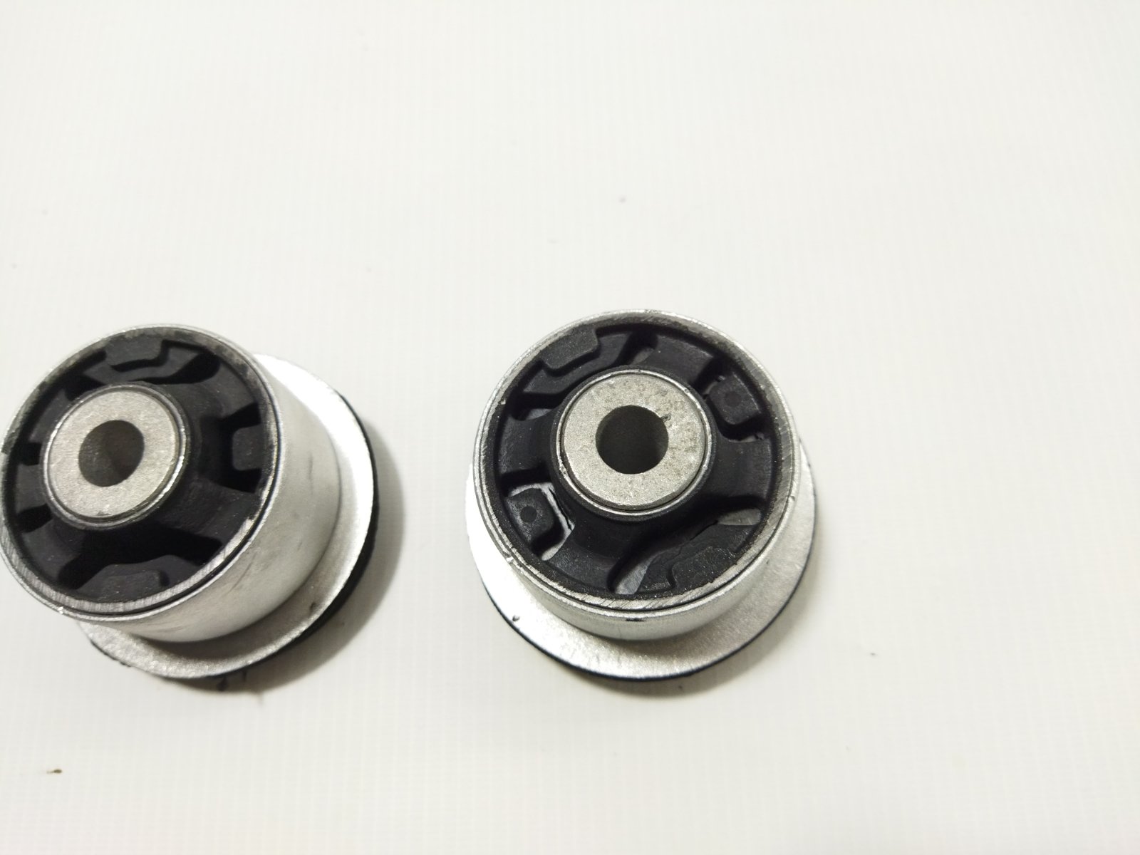 Сайлентблоки рычагов Сайлентблок рычага заднего левый/правый Opel Vectra `95-02 Opel Vectra 3