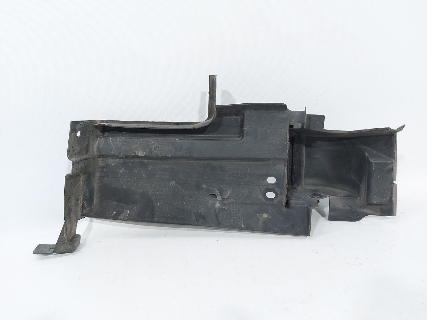 Dart Пыльник радиатора правый Dodge Dart 2014-2016 68381759AA Dodge Dart 2