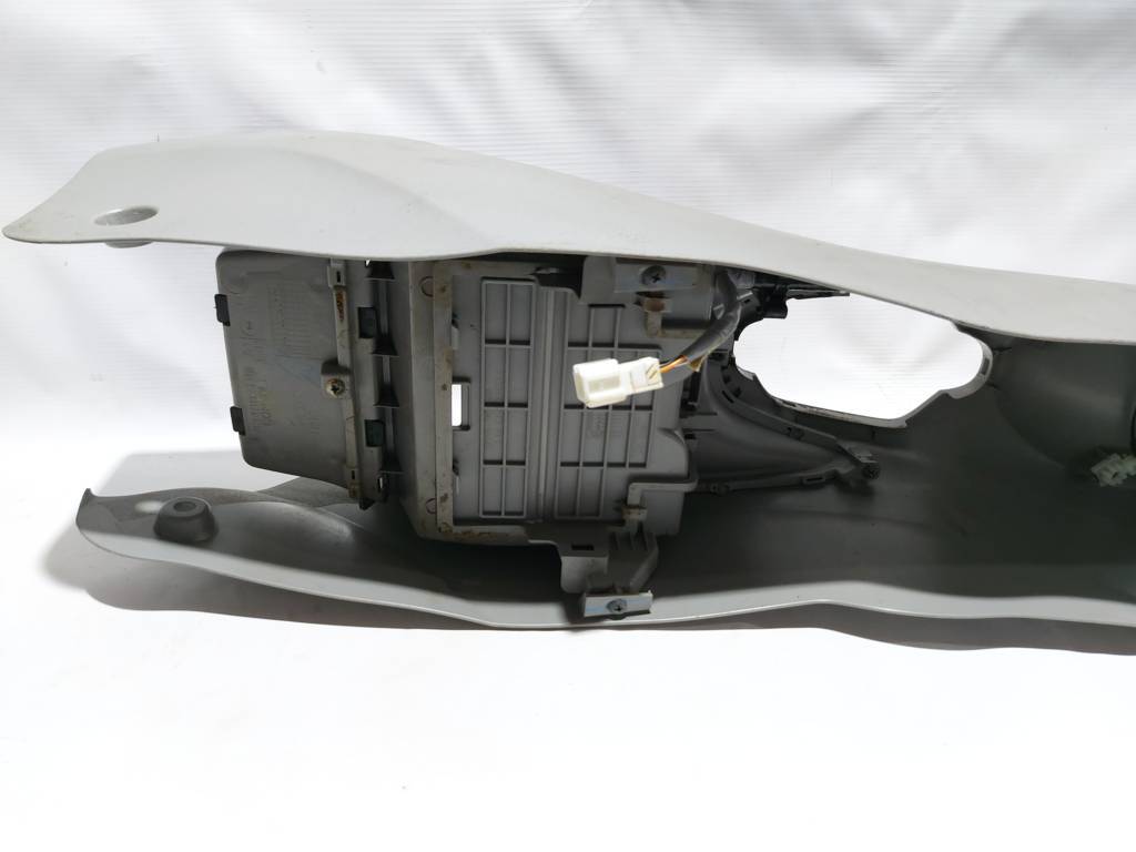 Insight Консоль центральна Honda Insight 2010-2011 83450TM8A12ZB Honda Insight 17