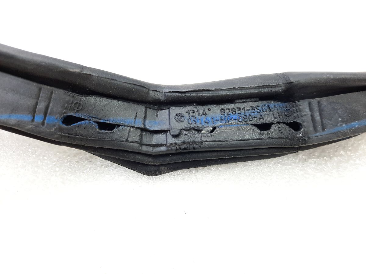 Sentra Ущільнювальна гумка дверей задньої лівої Nissan Sentra 2013-2019 828314AF2A Nissan Sentra 3