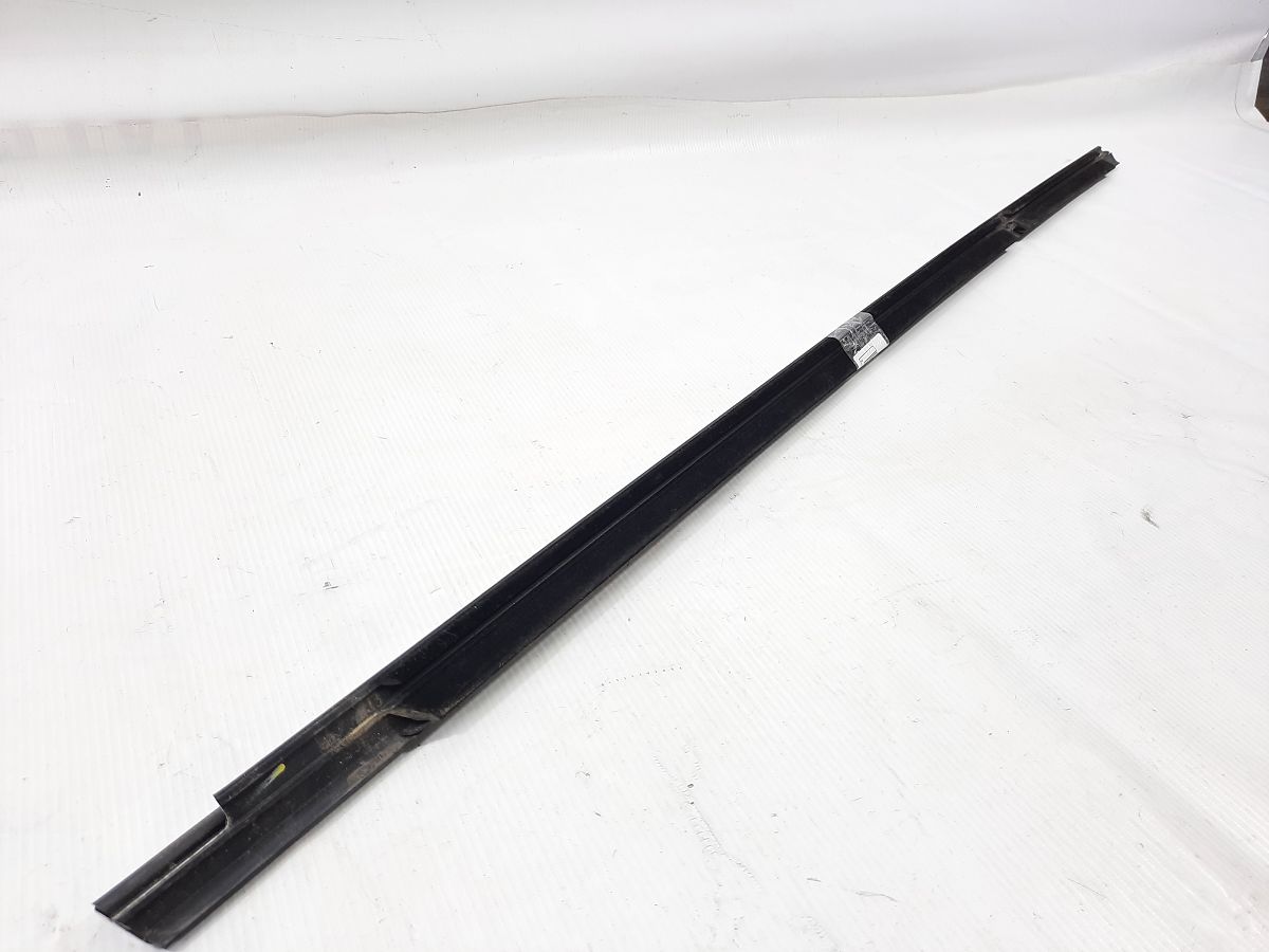 Cruze Ущільнювальна гумка скла задньої лівої зовнішня (хром) Chevrolet Cruze 2016-2019 84161354 Chevrolet Cruze 4