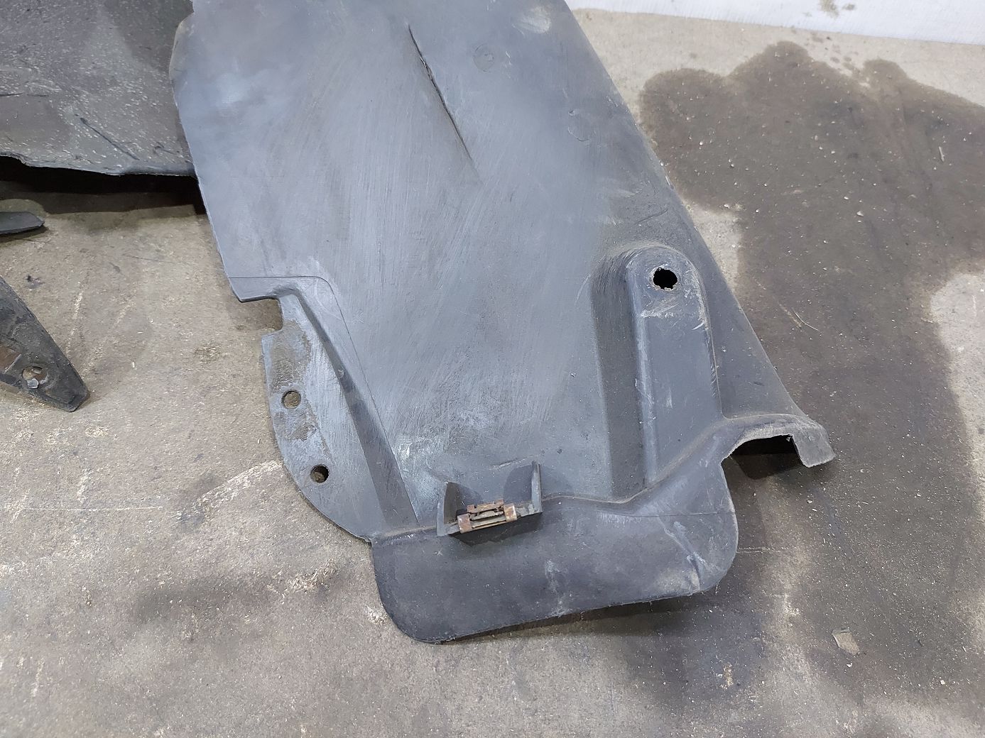 207d (310 d) Підкрилок задній правий Mercedes-Benz W211 Mercedes-Benz 207D (310D) 2003-2009 2116901830 MERCEDES-BENZ Mercedes-Benz 207D (310D) 2