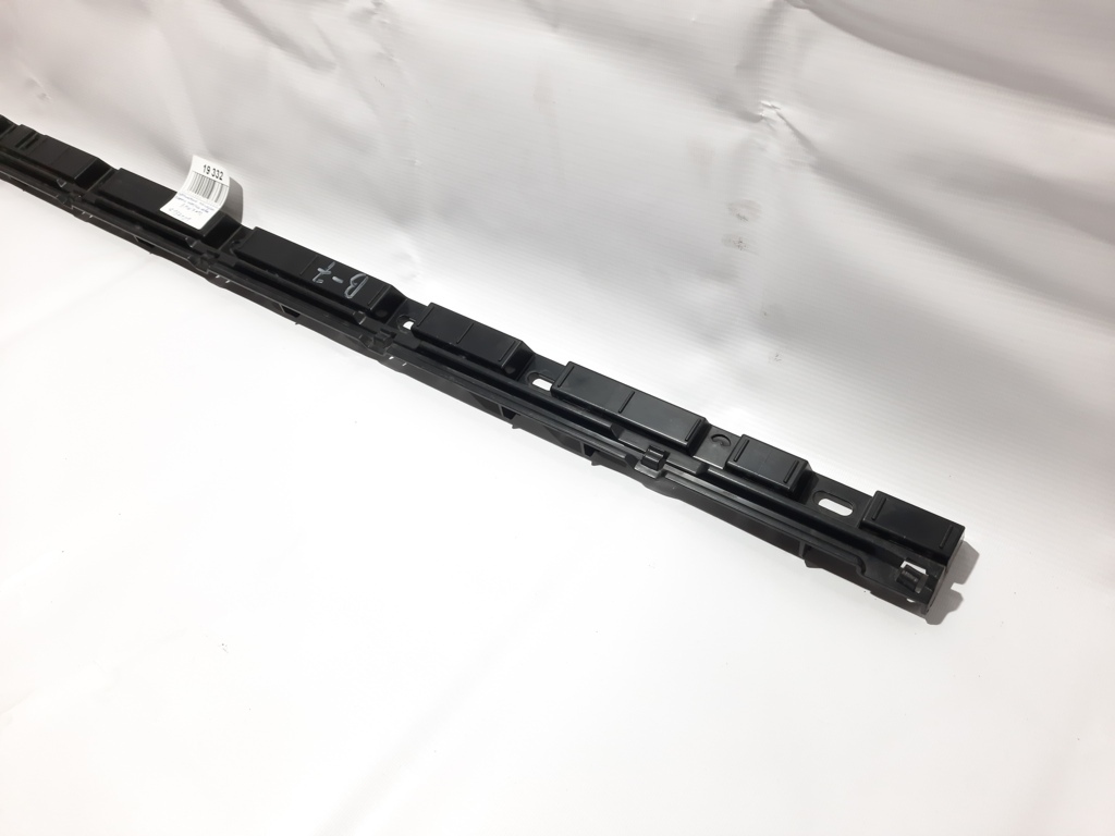 7 series Кріплення накладки порога переднє ліве BMW 7 2012 7187101 BMW 7 3