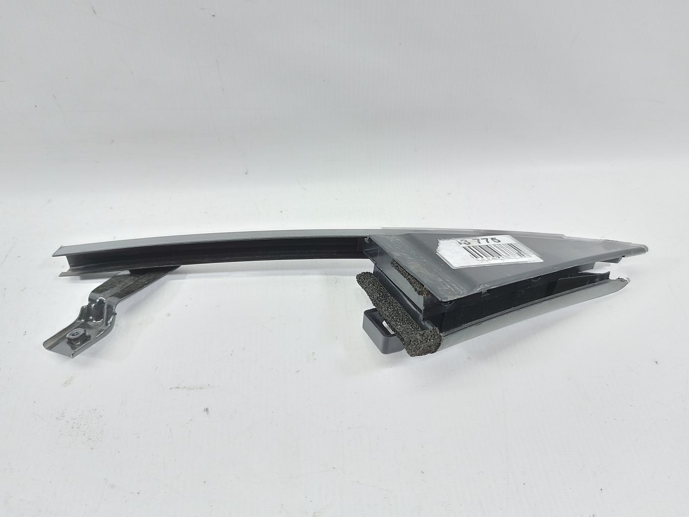 Altima Напрямне скло дверей задньої правої (санка) з куточками Nissan Altima 2013-2018 822343TA0 Nissan Altima 3