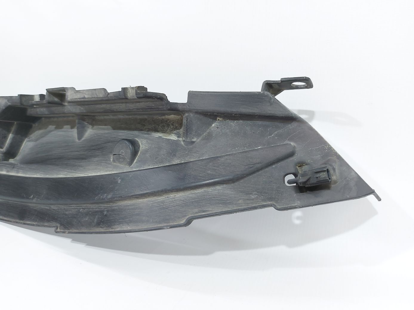 Fiesta sedan Дефлектор радіатора верхній Ford Fiesta sedan 2014-2019 D2BZ58001A04A Ford Fiesta sedan 3