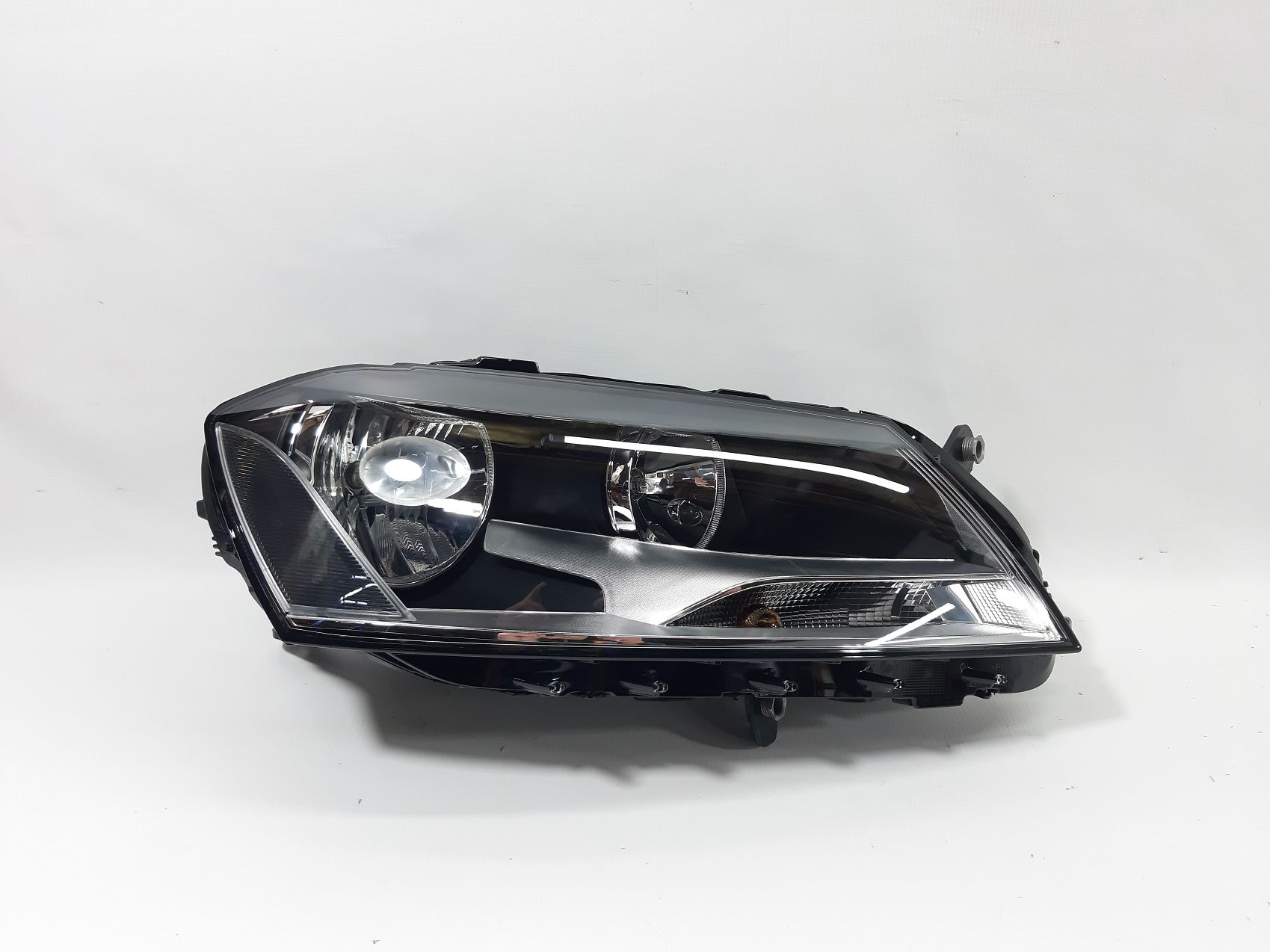Фары головного света. Фара передняя правая (EUR) Volkswagen В7 2012-2015 3AB941006