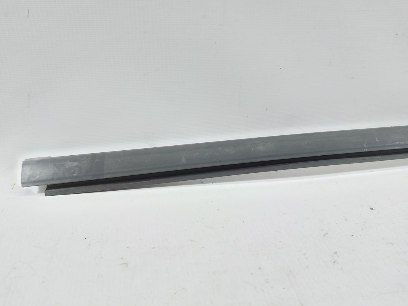 Journey Ущільнювальна гумка скла передньої лівої зовнішня Dodge Journey 2009-2020 5076857AI Dodge Journey 3