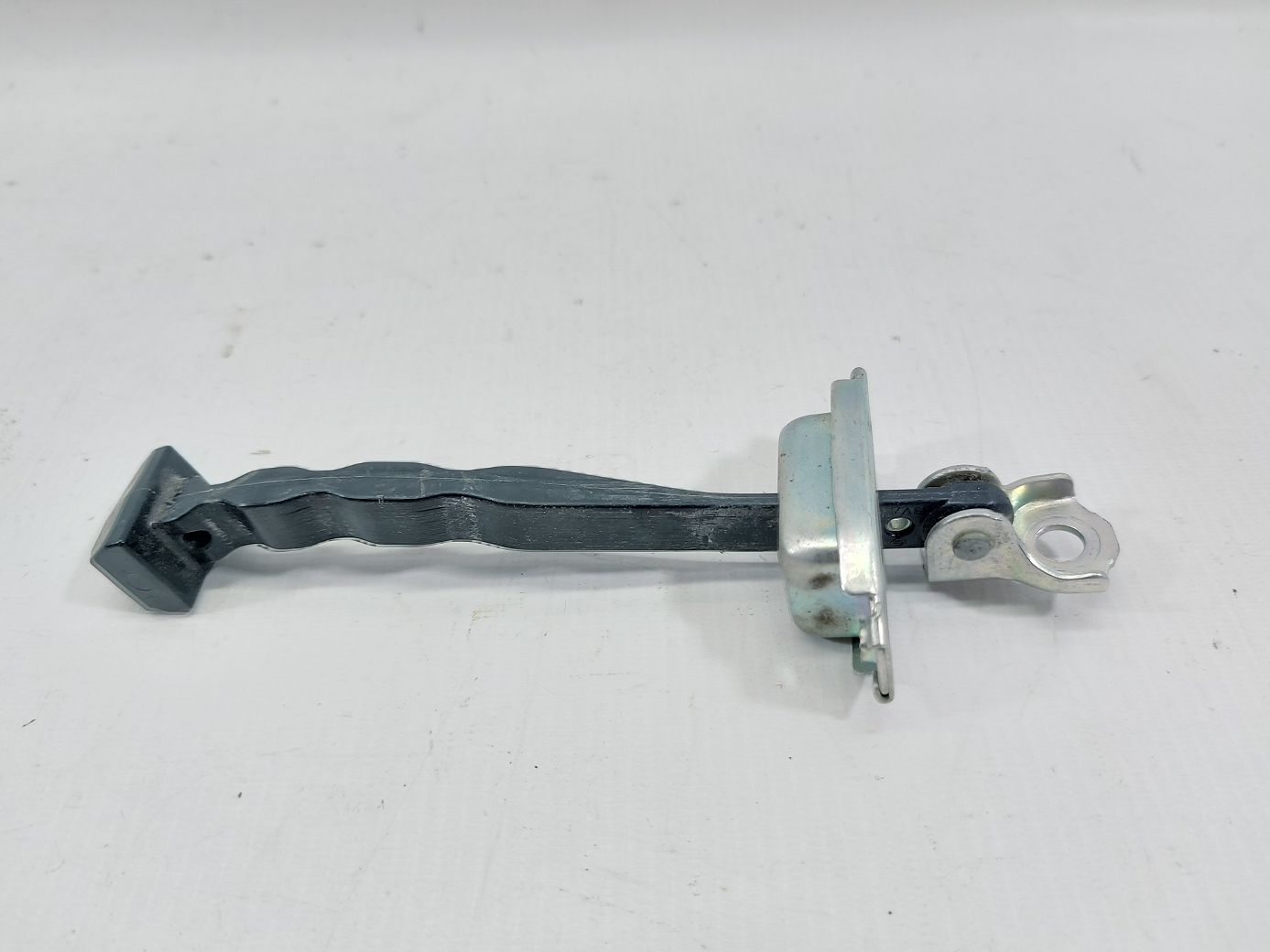 Versa note Обмежувач дверей задньої лівої Nissan Versa Note 2014-2019 824303VA0B Nissan Versa Note 2