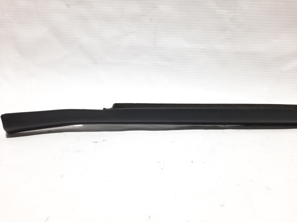 Focus Ущільнювальна гумка скла зовнішніх задніх лівих дверей Ford Focus 2012-2018 BM5Z5825861B Ford Focus 6