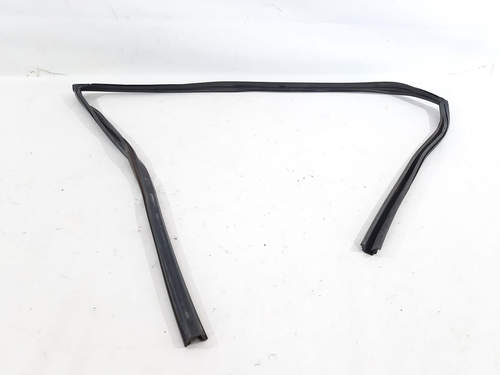 Avalon. Уплотнитель стекла двери передней левой Toyota Avalon 2005-2018 68151AC031 Toyota Avalon