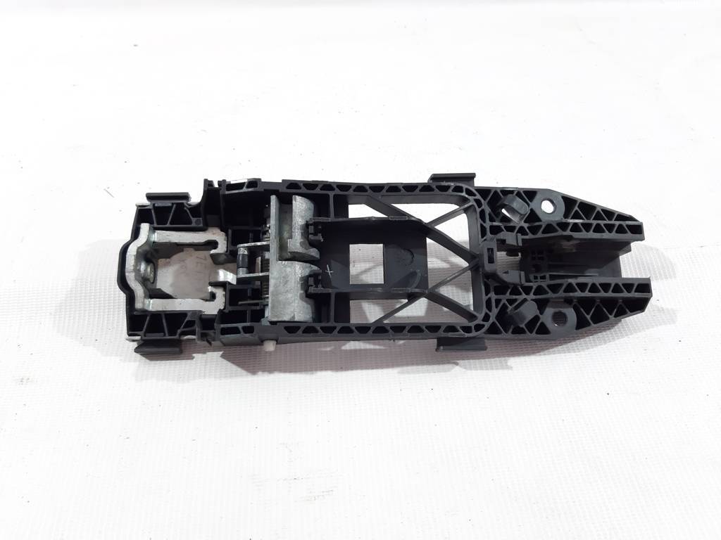 Jetta. Кронштейн крепления ручки двери передней левой Volkswagen Jetta 2009-2021 5N0837885H Volkswagen Jetta