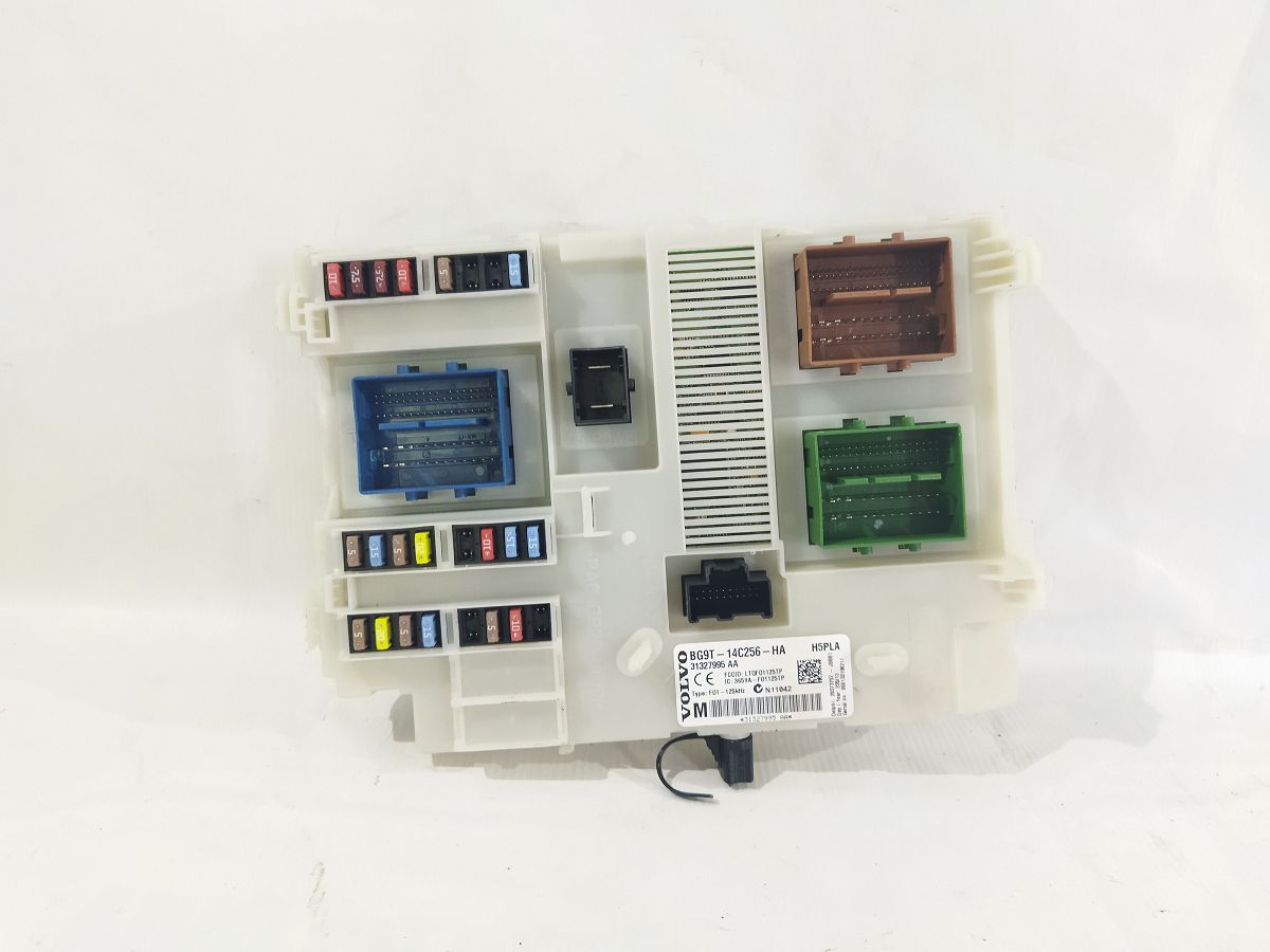 S60. Блок предохранителей салона Volvo S60 2011-2018 28373797 Volvo S60