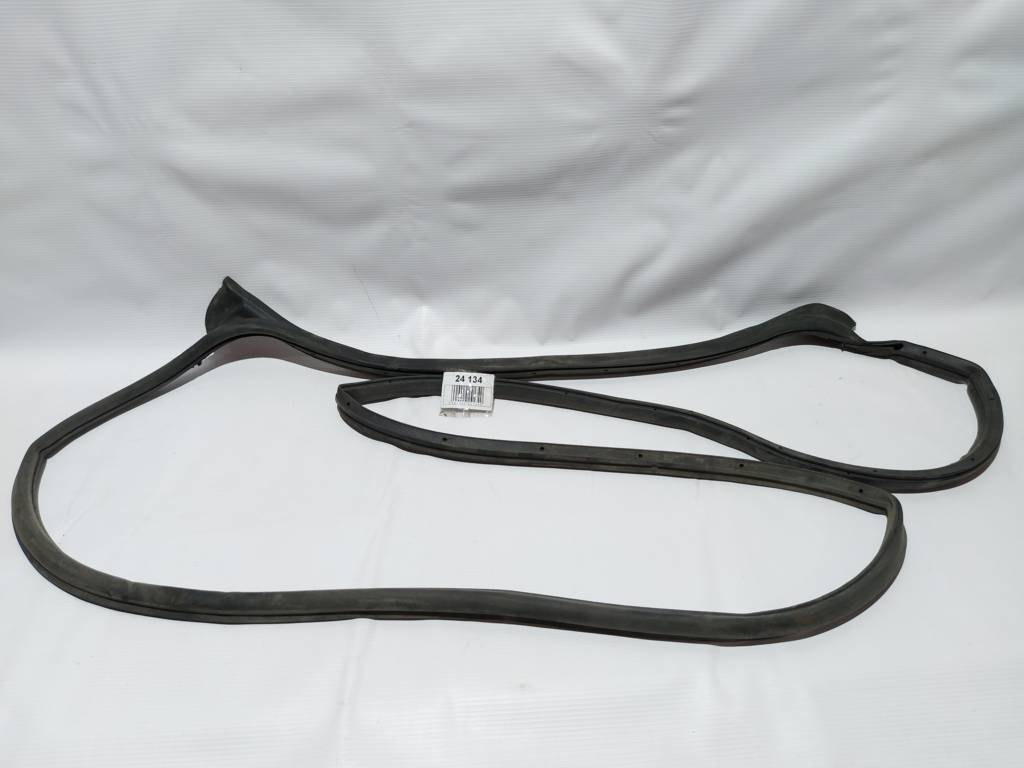 3. Уплотнительная резинка двери задней правой Mazda 3 2014-2018 BHN972760C Mazda 3