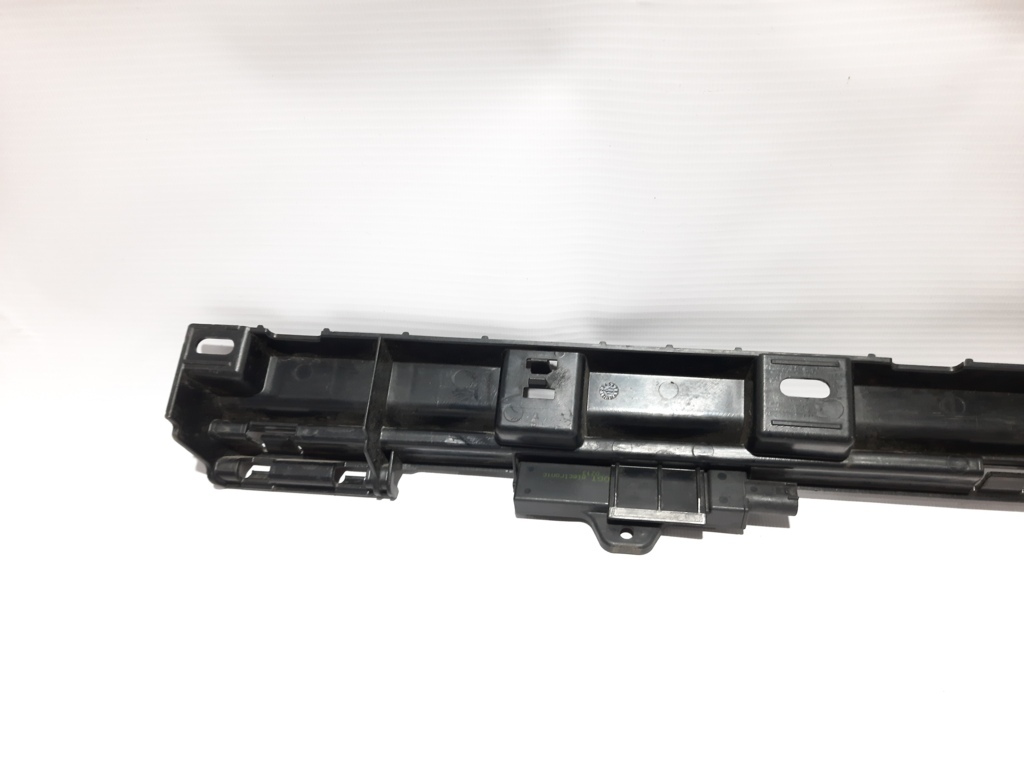 7 series Кріплення накладки порога заднє праве BMW 7 2012 7187102 BMW 7 6