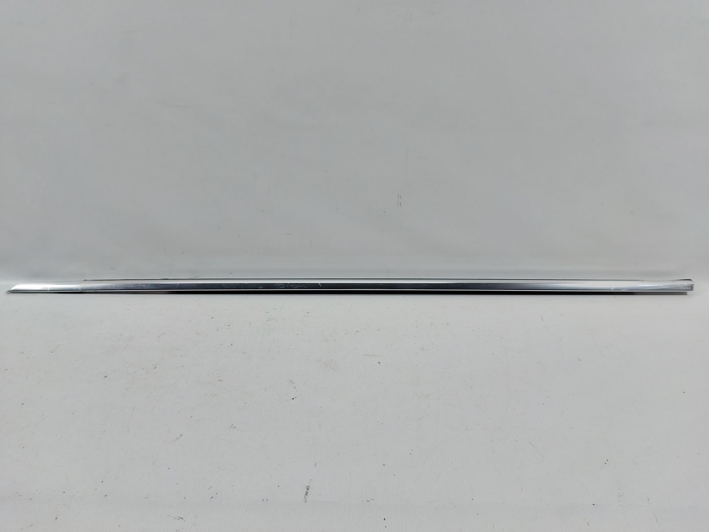 Ats. Ущільнювальна гумка скла двері передньої лівої зовнішня (хром) Cadillac ATS 2013-2018 22970641 Cadillac ATS