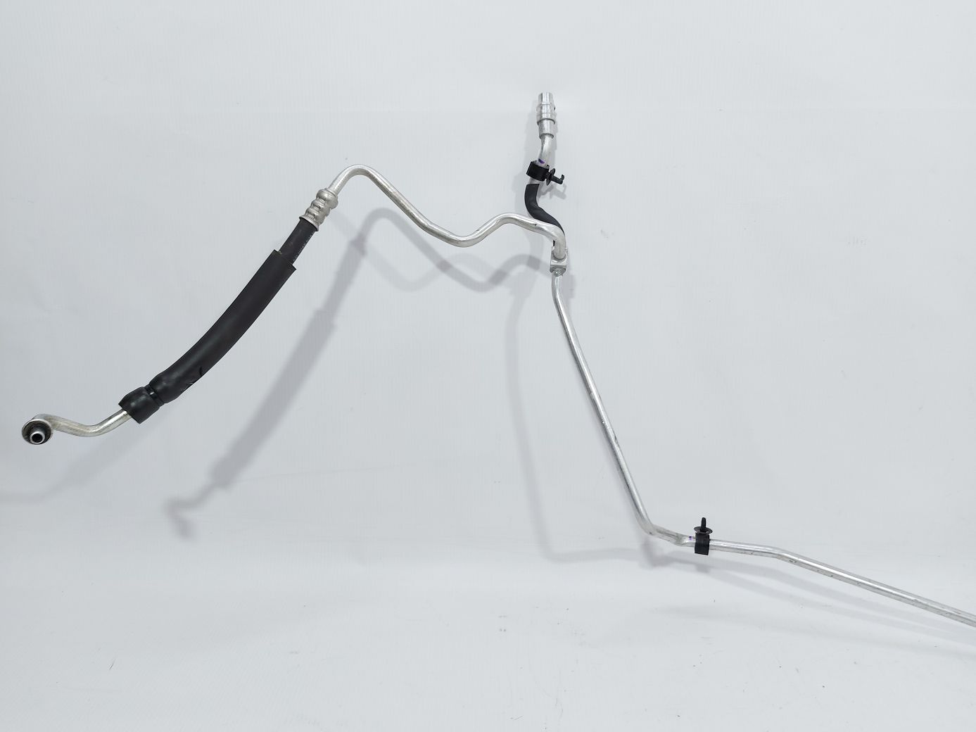 Malibu Трубка кондиціонера Chevrolet Malibu 2018 84613081 Chevrolet Malibu 3